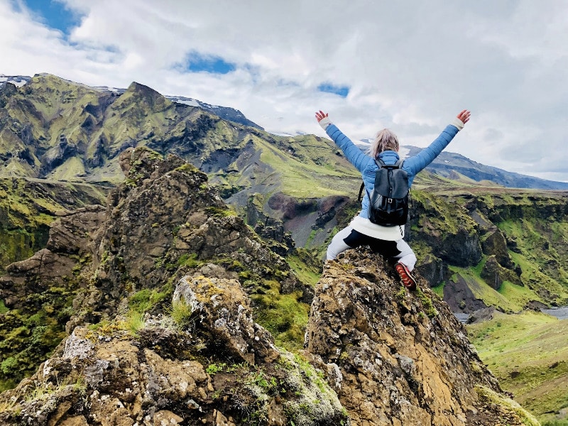 Mujer en la cima de una montaña