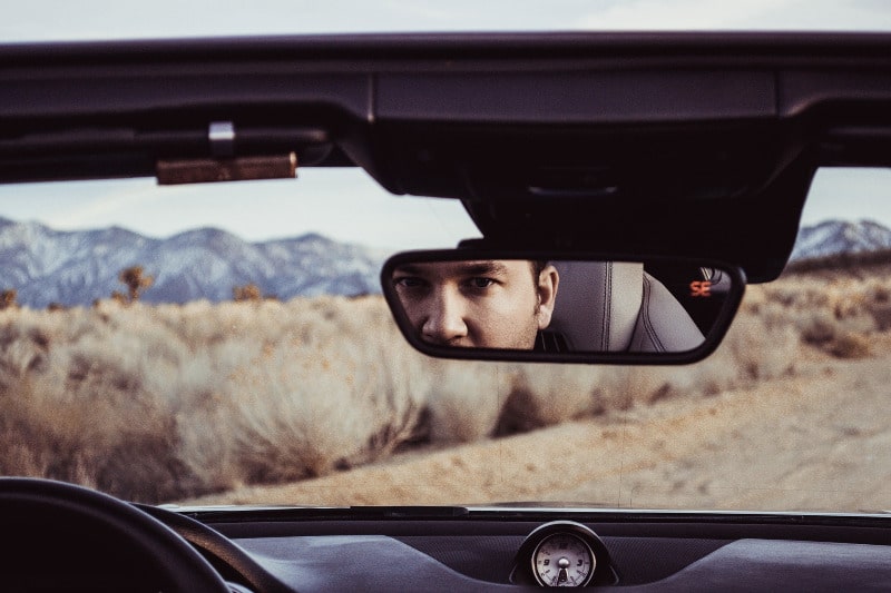 Homme regardant dans le rétroviseur